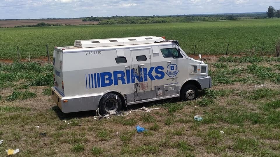 Ação de policiais no combate a assaltantes recebe homenagem em Amambai A homenagem foi motivada pela atuação de policiais na investigação dos suspeitos de integrar a quadrilha que atacou um carro-forte da empresa Brink’s na rodovia MS-156, que liga Amambai a Caarapó, no dia 2 de dezembro / Foto: Divulgação