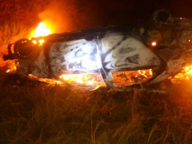 Veículo carregado com droga capota na MS-295 e incendeia em Amambai