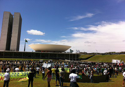 Manifestantes deixam Esplanada e seguem para Estádio Mané Garrincha (Foto: http://www.clicabrasilia.com.br)