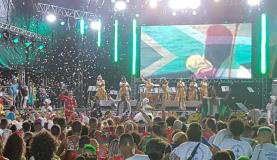 Homenagem a Naná Vasconcelos emociona público na abertura do carnaval do Recife As seis cantoras negras do Voz Nagô, grupo formado pelo percussionista há 8 anos, homenagearam Naná Foto: Divulgação