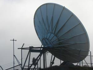 Satélite no topo da montanha (yum9me / Creative Commons)