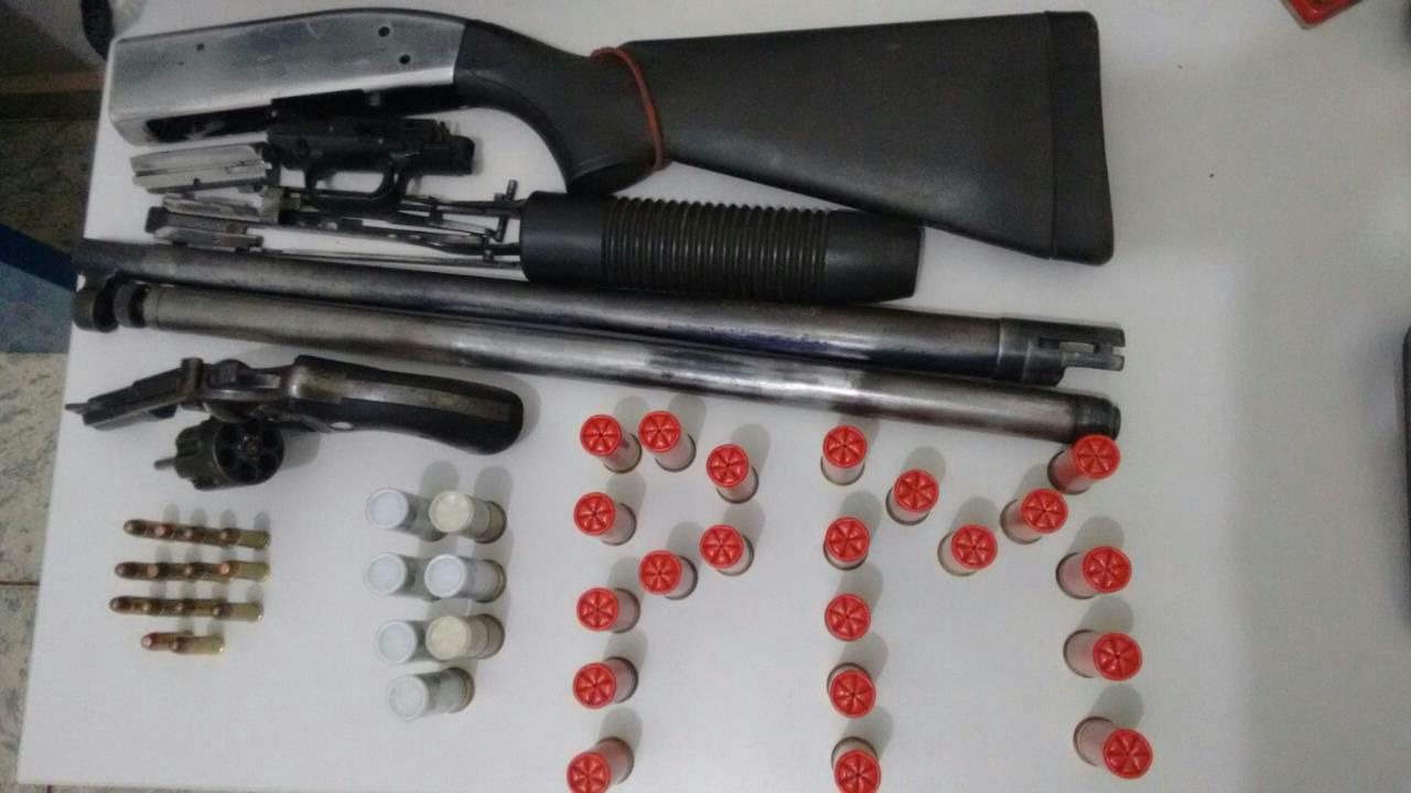 Foram encontrados um revólver e uma espingarda, assim como várias munições de ambos os calibres na casa / Foto: Assessoria