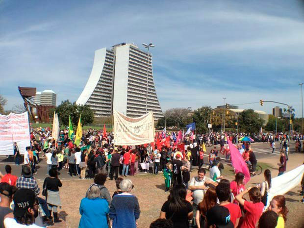 Manifestações marcam desfile em Porto Alegre Grupo de manifestantes se aproxima do desfile em Porto Alegre (Foto: Daniel Bittencourt/G1)