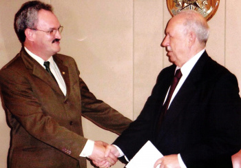José Alencar recebe PL criando UFGD das mãos de Geraldo Resende, em julho de 2003.