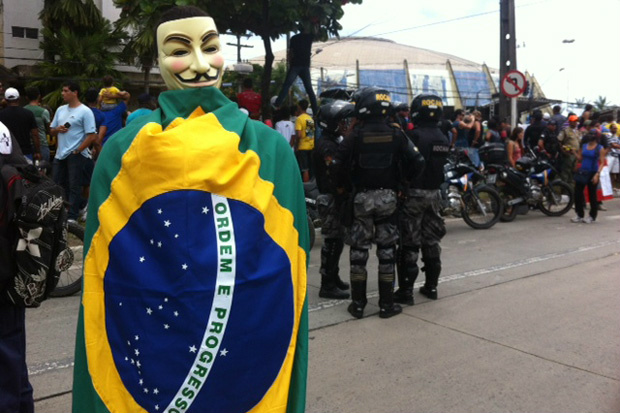 Manifestantes que usavam máscaras e capuzes foram detidos em Fortaleza Manifestante durante desfile de 7 de Setembro no Recife. Foto: Jailson da Paz/DP/D.A Press