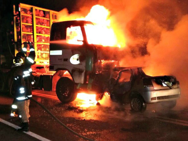 Acidente ocorreu na madrugada deste domingo (17)