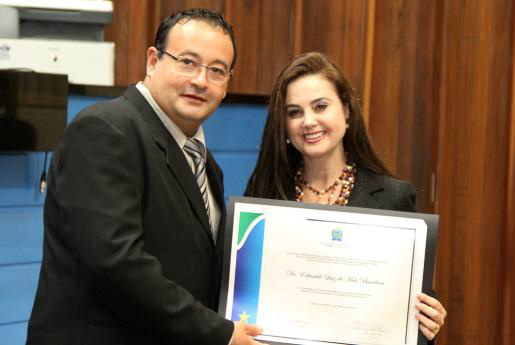 Dr. Bandeira recebe homenagem da Assembleia Legislativa Mara Caseiro entrega uma medalha e um diploma a Dr. Bandeira