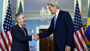 Kerry (à dir) disse a Patriota que relação bilateral 'cresce de importância'