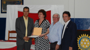 Rotary de Amambai realiza reunião festiva Alexandre (E), Viviane, Aparício e Pedro Humberto.