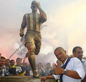 Após ganhar estátua, Alex é dispensado do Fenerbahçe Alex foi homenageado na Trquia - DivulgaçãoDivulgação