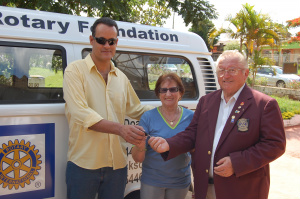Rotary de Amambai realiza reunião festiva Alexandre (E), Jose Adalberto Rodrigues Gonçalves, governador do Rotary, e Lourdes Ciarini, do Lar do Idoso, recebendo as chaves da kombi doada pelo Rotary.