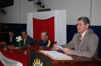 Rotary de Amambai realiza reunião festiva O médico e rotariano Wilsonir Gomes Vasconcellos falou da relevância das homenagens da noite.
