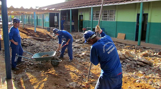 Detentos do presídio da Gameleira trabalham na reforma de escolas na Capital