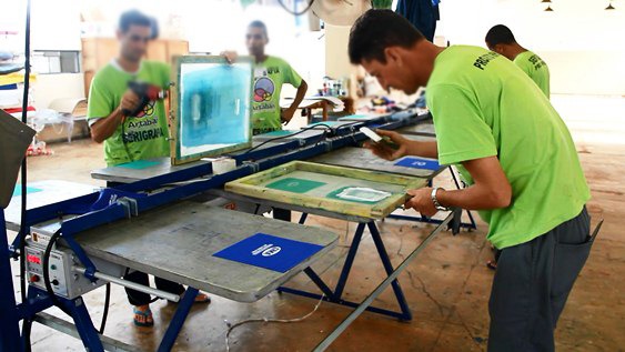 Em Dourados, um dos cursos oferecidos é o de serigrafia