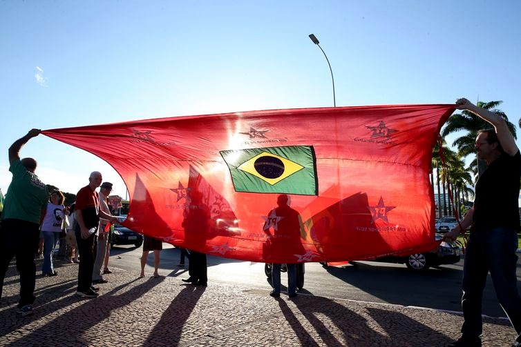 Manifestantes favoráveis à soltura de condenados em segunda instância - Wilson Dias/Agência Brasil