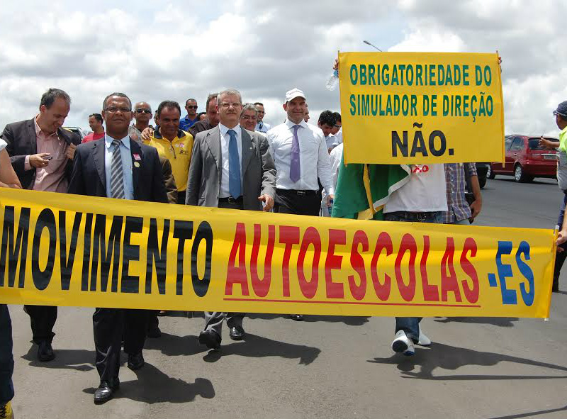 Autoescolas fazem manifestação na Esplanada dos Ministérios A queixa dos proprietários de autoescolas se refere ao preço de cada simulador
