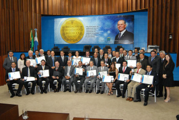 Dr. Bandeira recebe homenagem da Assembleia Legislativa Dr. Bandeira recebe homenagem da Assembleia Legislativa