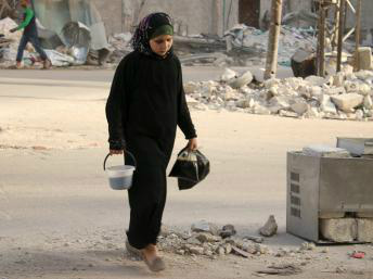 Mulher em uma rua de Aleppo 27 de junho de 2015.
