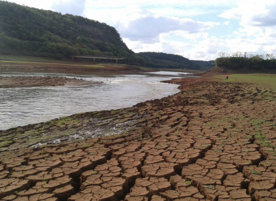 Com as precipitações muito abaixo da média, a vazão dos rios que alimentam reservatórios e usinas do Sudeste e Centro-Oeste, atingiu o menor índice da história