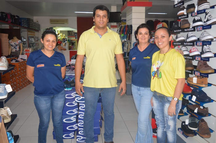 Junior Valotta ao lado de três, dos seis vendedores da empresa Esporte Valotta Calçados / Foto: Moreira Produções