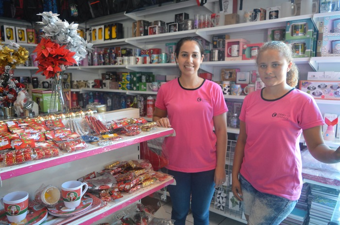 Cristiana ao lado de uma vendedora da Livraria do Estudante / Foto: Moreira Produções