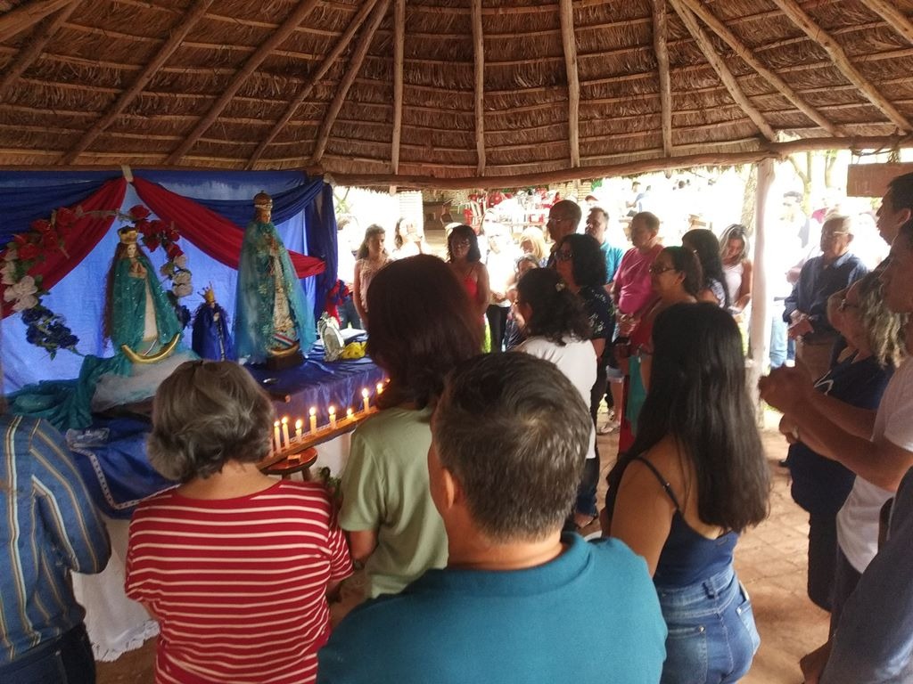 No almoço do domingo, 8,  os fieis de Nossa Senhora de Caacupé rezaram o terço e renderam suas graças à santa padroeira do Paraguai.Foto: Moreira Produções / Amambai Notícias