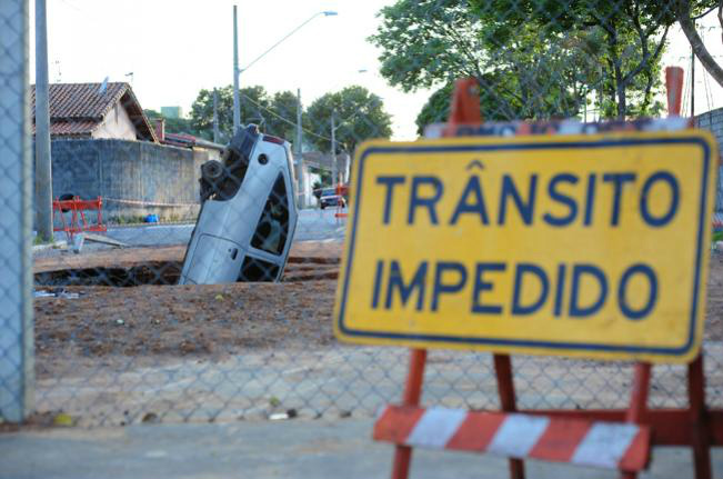 Carro cai em cratera aberta há mais de um ano