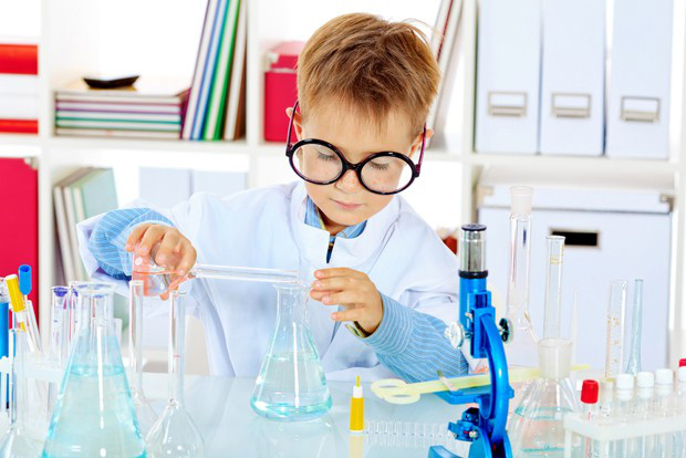 Crianças aprendem e pensam como cientistas, diz estudo Crianças aprendem e pensam como cientistas, diz estudo