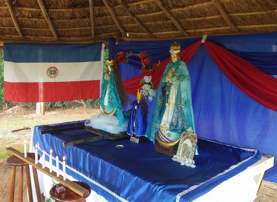 O altar da santa Nossa Senhora de Caacupé instalado no Clube Tereré no domingo, 8.Foto: Moreira Produções / Amambai Notícias