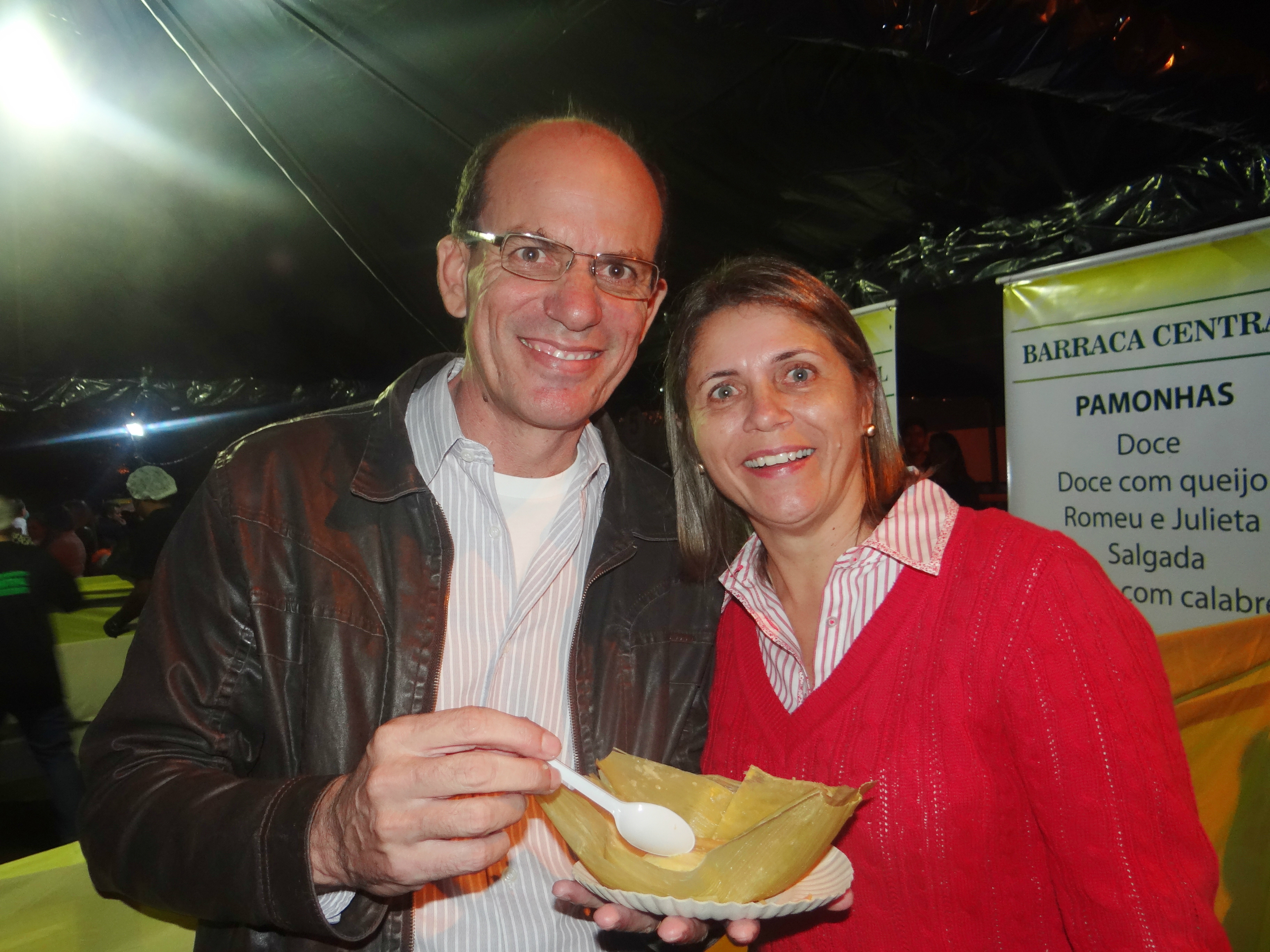 O prefeito e a primeira dama degustando os alimentos oferecidos no evento / Foto: Moreira Produções