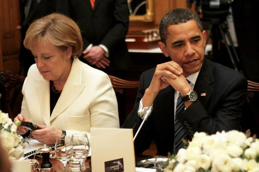 A chanceler alemã, Angela Merkel, ao lado do presidente americano, Barack Obama, durante um jantar em Londres, em 1º de abril de 2009 (POOL/AFP/Arquivos, Christopher Furlong)