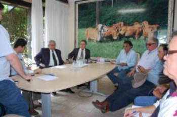 Pecuaristas aguardam PF para retomar fazendas ocupadas por índios Fazendeiros e advogados em reunião na segunda-feira. (Foto: Pedro Peralta)