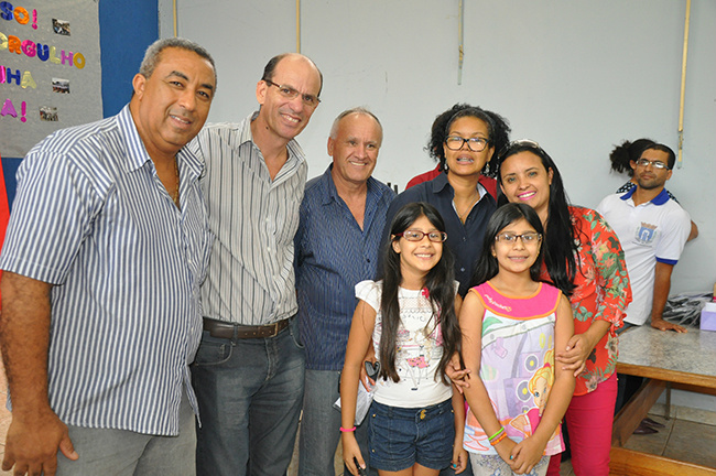 Prefeito Sérgio Barbosa, Presidente da Câmara de Vereadores, Robertino Dias, Vereador Carlinhos Nascimento e a professora Vânia, durante entrega de óculos à estudantes da Reme / Foto: Assessoria