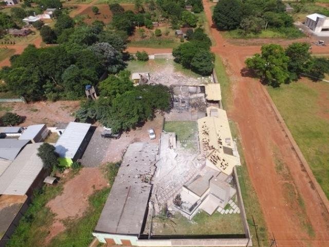 Quadrilha que explodiu casas e loja encurralou 12 policiais em delegacia Vista aérea da mansão da família Alderete, destruída por bombas (Foto: ABC Color)