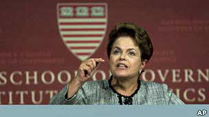Dilma Rousseff em Harvard. (Foto: BBC / AP Photo)