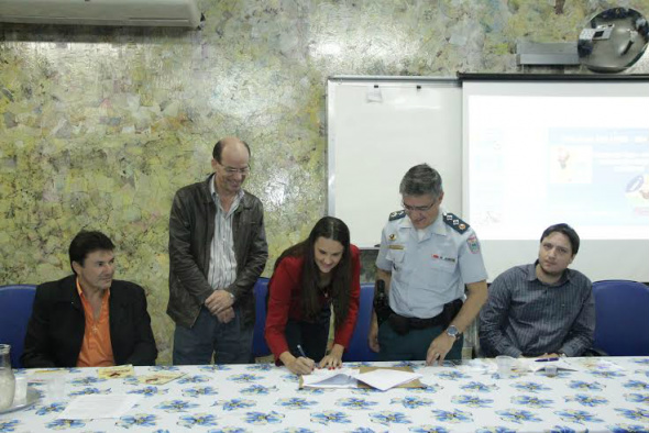 O termo de cooperação foi assinado entre a Semed e Polícia Militar. Na foto, a secretária municipal de Educação, Vera Lorenseti, assina o termo juntamente com o presidente da Câmara de Vereadores, Jaime Bambil, o Prefeito Sergio Barbosa, o comandante da Polícia Militar, Josafá Dominoni e o promotor de justiça da comarca de Amambai, Dr. Luiz Eduardo Sant'Anna Pinheiro / Foto: Assessoria