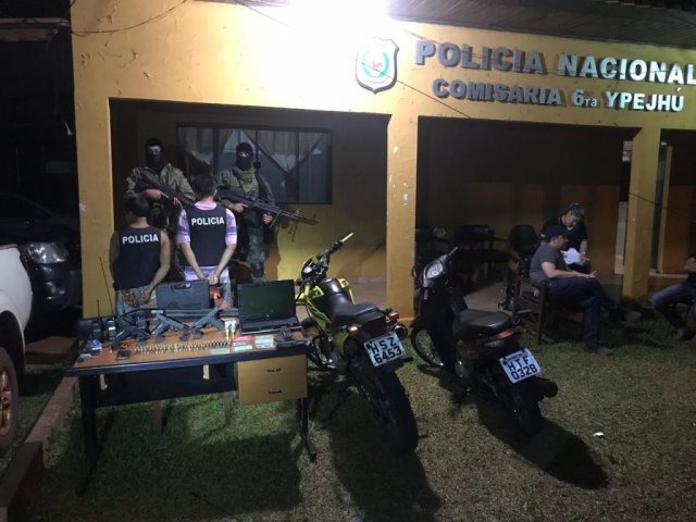 Quadrilha que explodiu casas e loja encurralou 12 policiais em delegacia Policiais paraguaios detiveram dois funcionários de Diego Zacarias com armas (Foto: Divulgação)