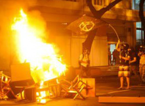 Prisão de jovens deve esvaziar #nãovaitercopa Morte de cinegrafista e prisão de Caio Silva de Souza e Fábio Raposo, que responderão por homicídio doloso, devem esfriar o movimento contra a Copa do Mundo, que recentemente deixou marcas de destruição durante atos em várias cidades