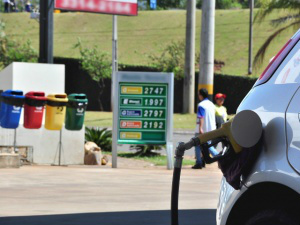 Abastecer com etanol continua mais caro do que com gasolina no Estado Na hora de abastecer, ainda é mais vantajoso optar pela gasolina em MS. (Foto: João Garrigó)