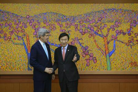 Secretário de Estado dos EUA, John Kerry, cumprimenta o chanceler da Coreia do Sul, Yun Byung-Se, antes de se reunirem, em Seul. 