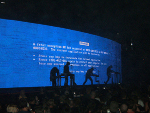 A banda americana Nine Inch Nails também já sofreu o mal da Tela Azul. Durante uma turnê, ela surgiu atrás do grupo em quase todos os shows. Mas nesse caso era mesmo parte do show aparecendo sempre ao final da música The Great Destroyer.