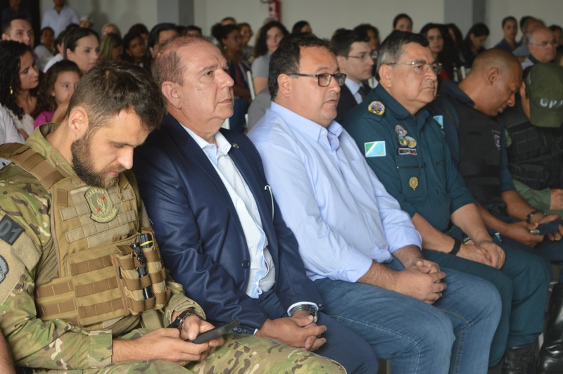 E/D: Delegado do Garras, Fábio Peró; delegado geral da Polícia Civil, Dr. Marcelo Vargas Lopes, prefeito de Amambai, Dr. Bandeira e  Comandante Geral da Polícia Militar de MS, Coronel QOPM Waldir Ribeiro Acosta / Foto: Moreira Produções