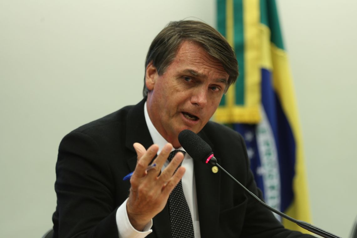 Com corte em verba para comunicação, Bolsonaro revisará contratos