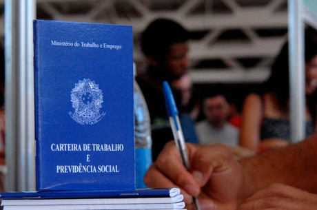Prazo para o trabalhador sacar o abono salarial de 2014 nos bancos termina hoje Foto: Divulgação