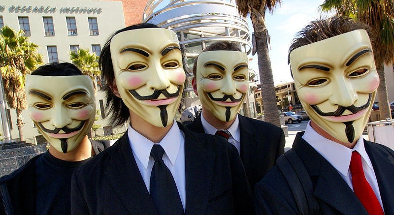 O Anonymous teria invadido os sites após recusa deretirada de conteúdo pedófilo. 