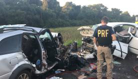 Colisão frontal entre um Chevrolet Agile e uma Fiat Palio Week ocorrido às 4h30 de hoje (25) no quilômetro 612 da BR-277, em Santa Tereza do Oeste, no ParanáFoto: Divulgação