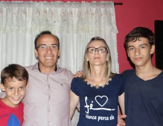Professor Cido Barbosa, com a esposa, professora Cidinha e os filhos, Joel Junior e Caio Márcio / foto: Divulgação