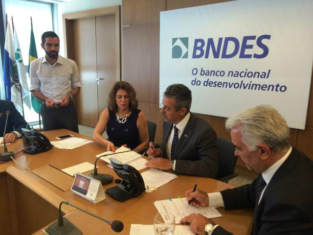 Embrapa terá financiamento de R$ 30 milhões do BNDES para apoio a agricultores Na mesa, a diretora do BNDES Marilene Ramos, o presidente Maurício Lopes e Alexandre Barcellos, da Fundação Eliseu Alves. (Foto: Divulgação / Liliane Bello)