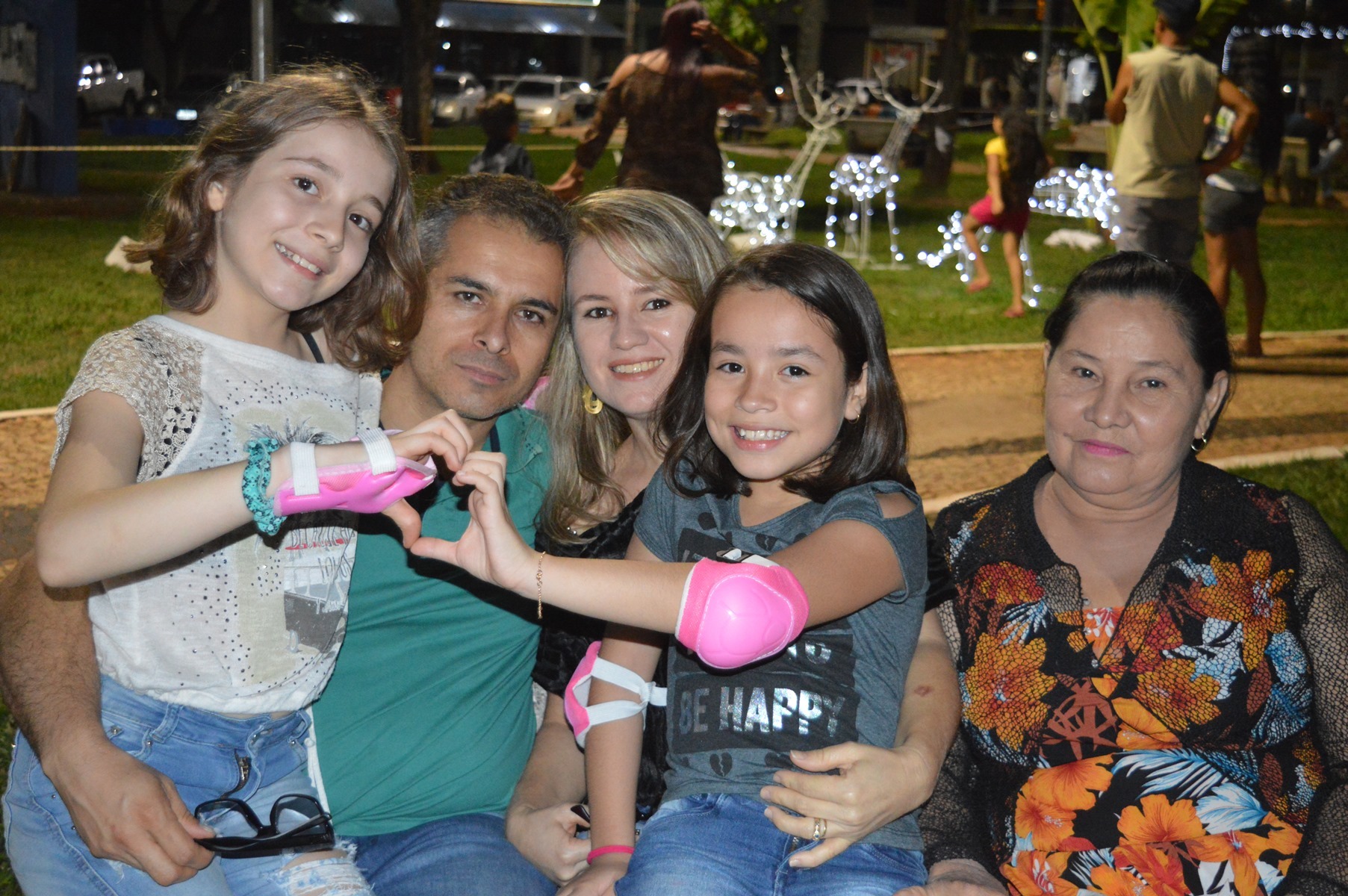 Natal de Luzes deixa praça de Amambai em clima de final de ano Famílias aproveitaram para ver o acendimento das luzes e se divertirem / Foto: Moreira Produções