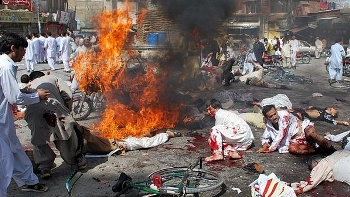 Paquistão: homens-bomba provocam explosões em santuário e 41 morrem